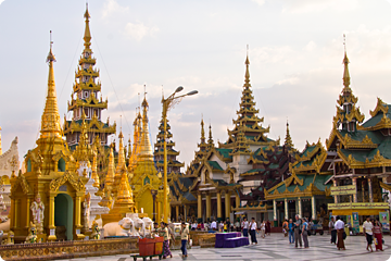 Pyatthat-stijl torendak in de Shwedagon Pagoda, Yangon