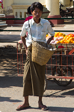 Man met longyi