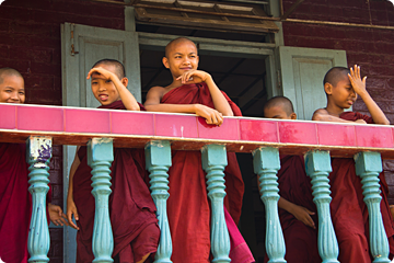 Jonge monniken in Yangon